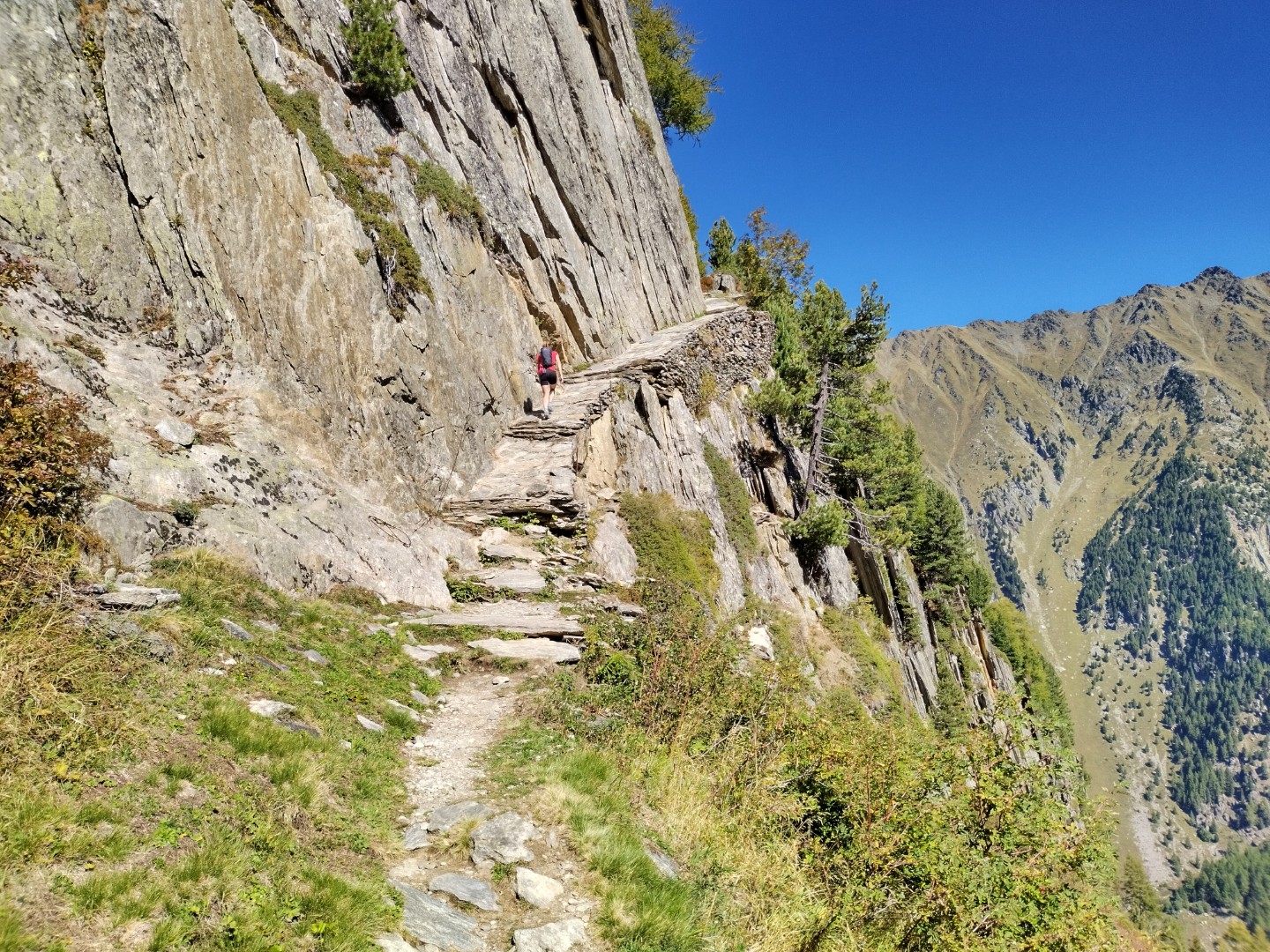 Runner on the Les Grands variant of the TMB